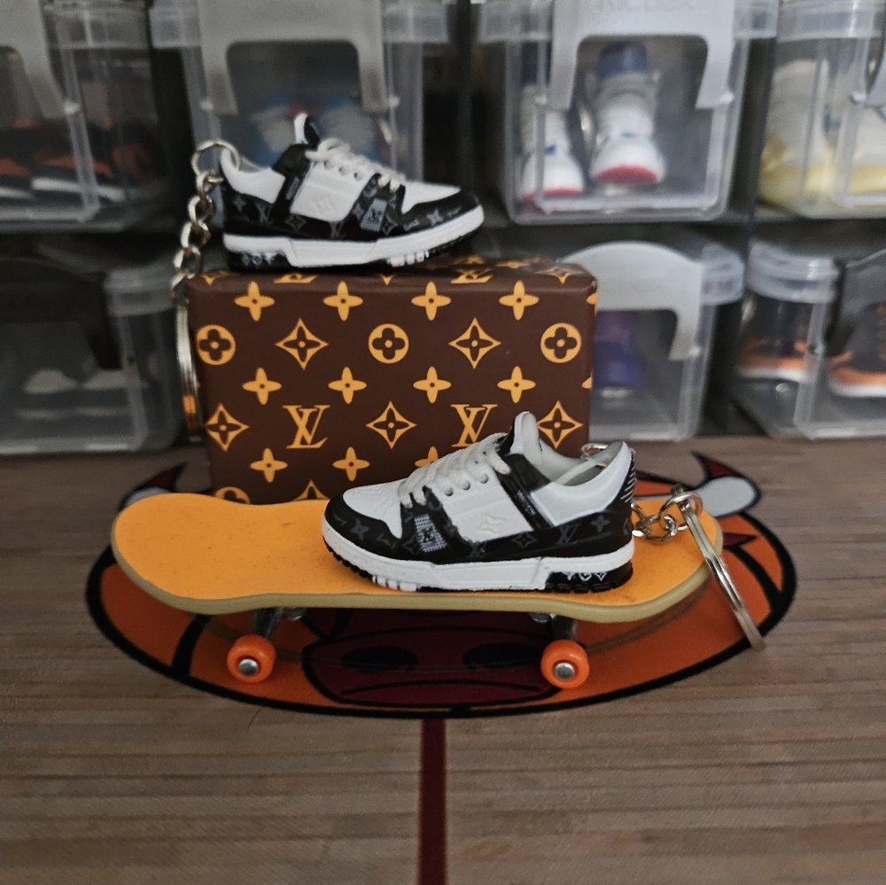Fashion pair of mini sneakers keychain.(Black/ White). - Picture 3 of 8